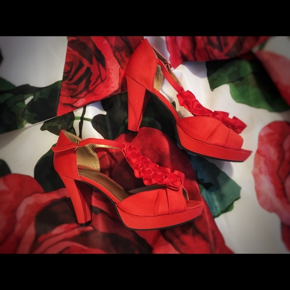 RED 👠satin RUFFLE SANDAL - Picture 3 of 7